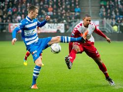FC Utrecht-aanvaller Sébestien Haller (r.) schiet op doel. PEC Zwolle-verdediger Thomas Lam kan het schot niet blokken. (24-01-2016)