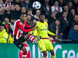 Joshua Brenet (l.) werkt de bal weg, alvorens Ahmed Musa (r.) erbij kan tijdens de Champions League-wedstrijd PSV - CSKA Moskou. (08-12-2015)