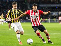 Héctor Moreno (r.) houdt Milot Rashica van de bal tijdens de competitiewedstrijd PSV - Vitesse. (19-04-2016)