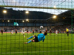 Wacker-Goalie Szabolcs Safar hält mit dem Elfer von Austrias Philipp Hosiner bereits seinen zweiten Penalty in dieser Saison