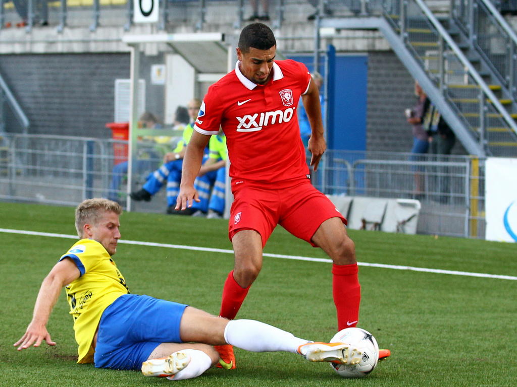 Youness Mokhtar (r) dribbelt tegen SC Cambuur langs Wout Droste. Vlak voor tijd tekent de FC Twente-aanvaller voor de gelijkmaker. (9-8-2014)