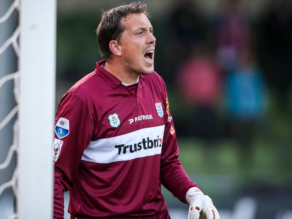 Diederik Boer schreeuwt naar zijn spelers dat ze niet moeten verslappen in duel met FC Dordrecht (16-08-2014)