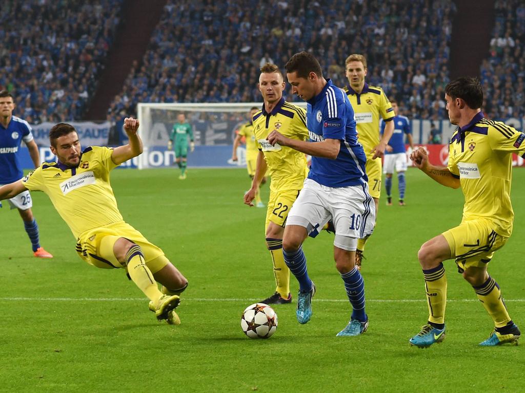 Schalkes Julian Draxler im Duell mit drei Gegenspielern
