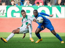 Danny Hoesen (l.) en Jetro Willems (r.) vechten een stevig duel uit tijdens het competitieduel FC Groningen - PSV Eindhoven. (23-11-2014)