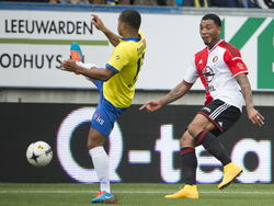Lucas Bijker (l.) probeert Colin Kâzım-Richards (r.) af te troeven tijdens SC Cambuur - Feyenoord. (26-10-2014)