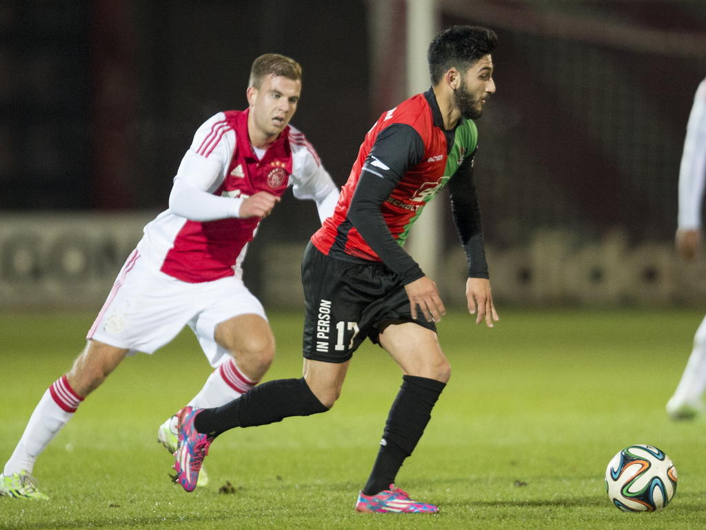 Tom Noordhoff (l.) probeert Muhammed Mert (r.) te achterhalen tijdens Jong Ajax - NEC Nijmegen. (24-11-2014).