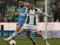 Guram Kashia (l.) probeert de bal te ontfutselen van spits Michael de Leeuw (r.) tijdens het Eredivisieduel tussen FC Groningen en Vitesse. (14-12-2014) 
