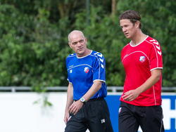Alje Schut (r.) spreekt met trainer Jan Wouters op de eerste training van FC Utrecht in het seizoen 2012-2013. (30-06-2012)