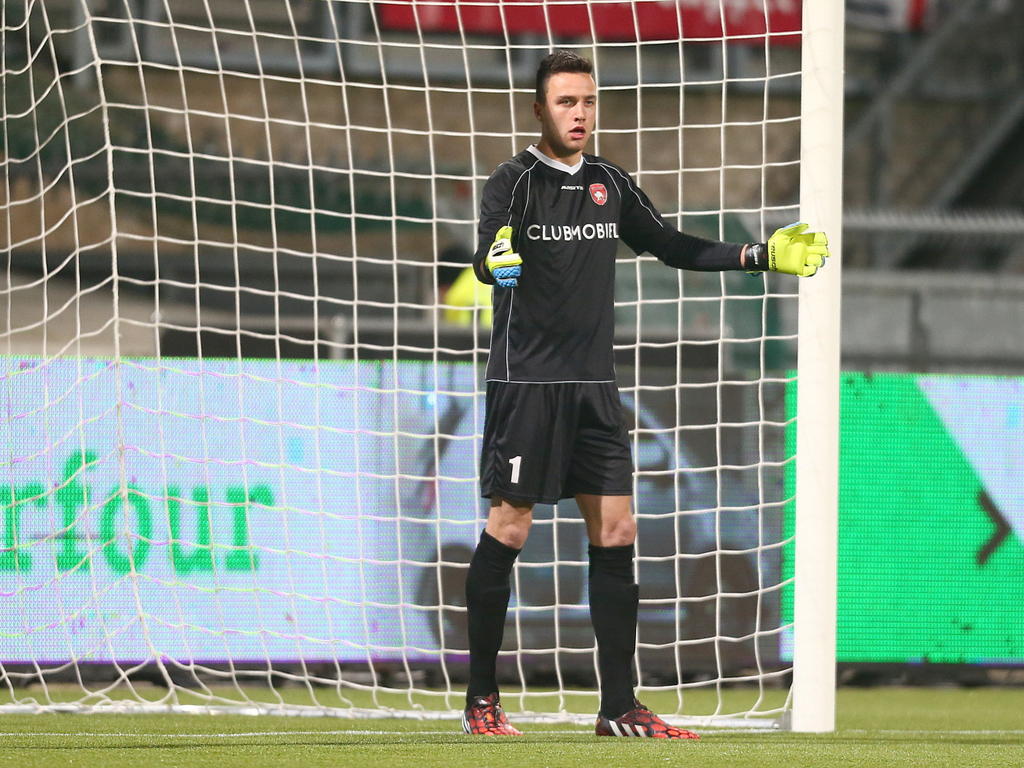 Luuk Koopmans zet zijn muur neer tijdens het competitieduel Roda JC Kerkrade - FC Oss. (01-12-2014)