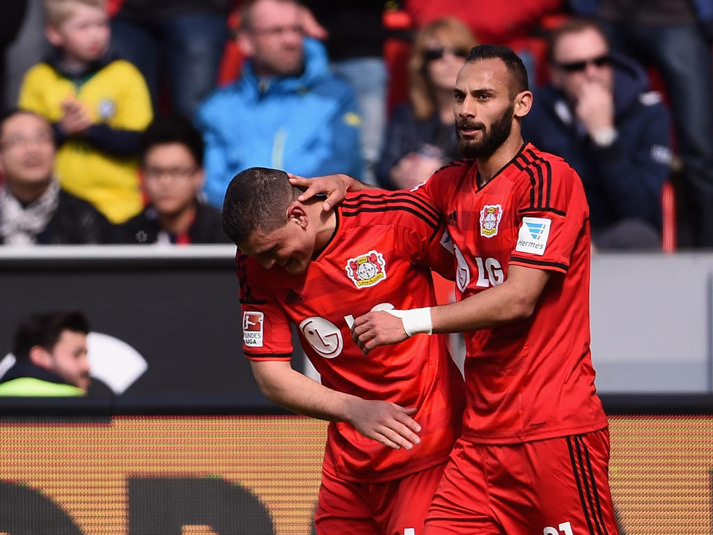 Leverkusens Ömer Toprak (r.) gelingt gegen Hannover der Führungstreffer