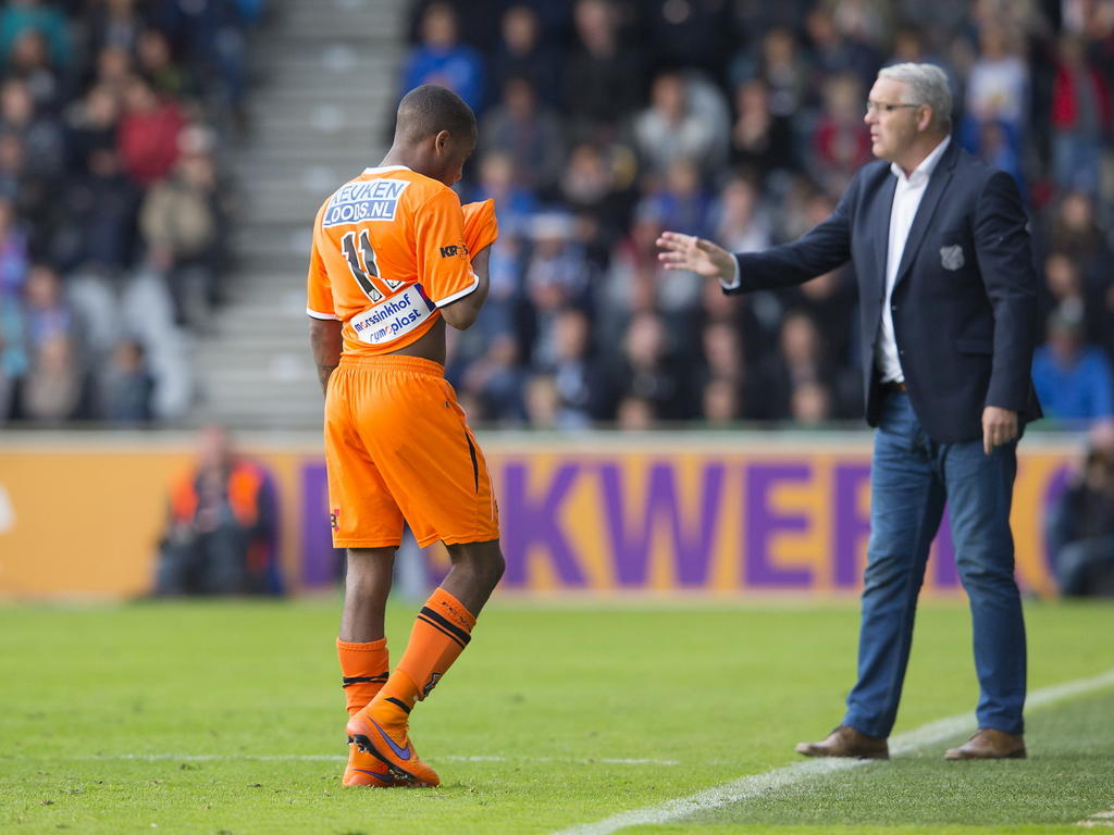 Ludcinio Marengo (l.) heeft zijn laatste wedstrijd voor FC Volendam gespeeld. De vleugelaanvaller kreeg rood tijdens het play-offduel De Graafschap - FC Volendam en vertrekt aankomende zomer naar ADO Den Haag. (28-05-2015)