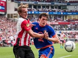 Luuk de Jong (l.) en Eric Botteghin (r.) vechten een stevig duel uit tijdens PSV - Feyenoord. (30-08-2015)