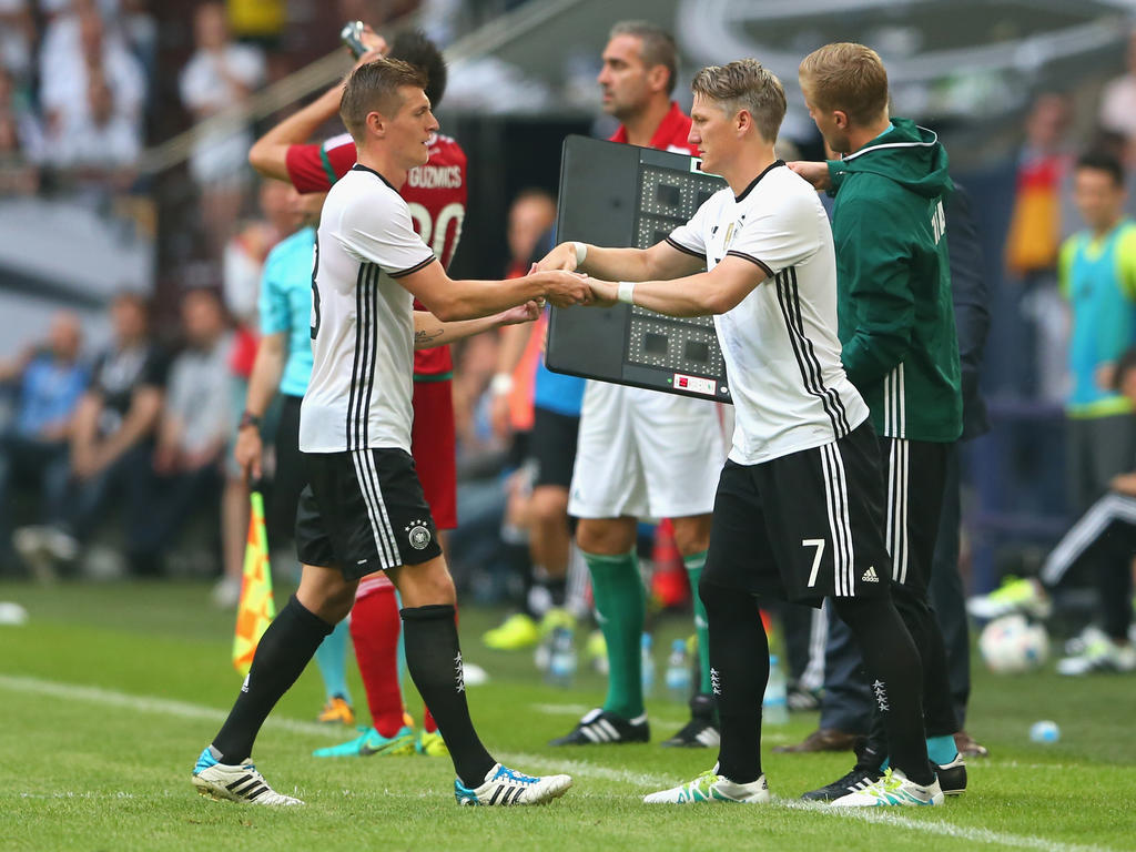 Bastian Schweinsteiger (r.) hat gegen Ungarn sein Comeback gefeiert