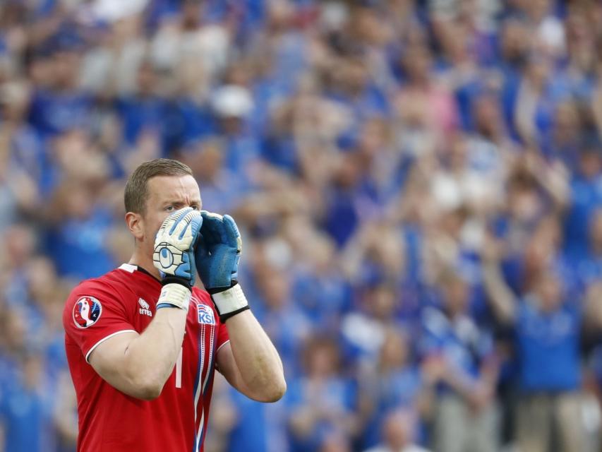 De doelman van IJsland, Hannes Halldórsson, zet de handen aan de mond om zijn ploeggenoten te bereiken. (18-06-2016)