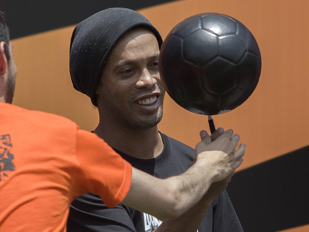 Ronaldinho hat ein Händchen für den Ball