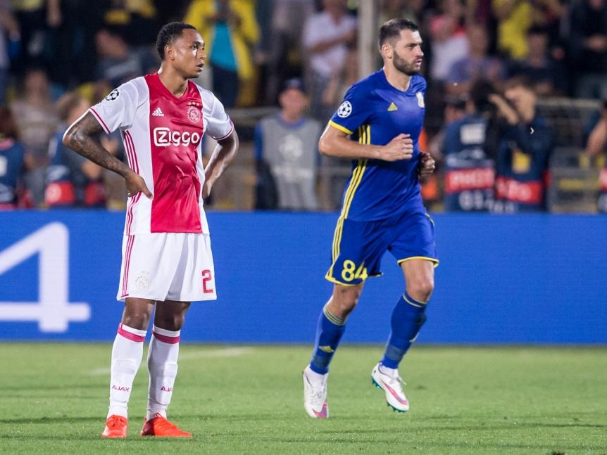 Kenny Tete (l.) baalt, terwijl Alexandru Gaţcan (r.) opgelucht terug loopt naar de eigen helft nadat zijn ploeggenoot Sardar Azmoun FK Rostov op een 1-0 voorsprong heeft gezet. (24-08-2016)