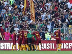 Los jugadores de la Roma celebran el tercer gol en el derbi. (Foto: Getty)