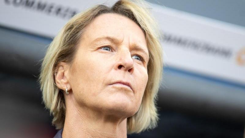Martina Voss-Tecklenburg ist die Bundestrainerin der deutschen Fußball-Nationalmannschaft der Frauen Martina Voss-Tecklenburg ist die Bundestrainerin der deutschen Fußball-Nationalmannschaft der Frauen