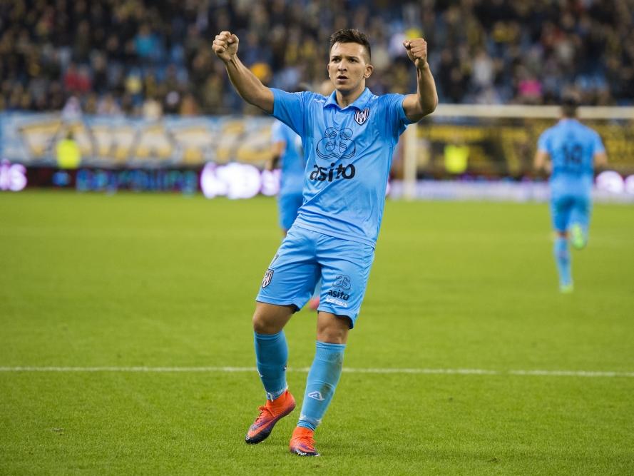 Brahim Darri laat zich zien aan het publiek in Arnhem. De aanvaller van Heracles Almelo maakt op geweldige wijze de 1-1. (06-11-2016)