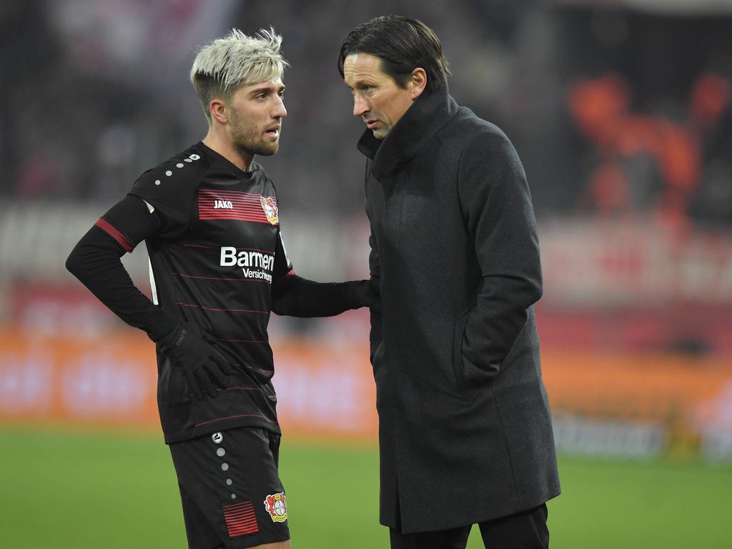 Bayer-Coach Roger Schmidt (r.) darf wohl weitermachen, obwohl es keinen Sieg gegen Köln gab