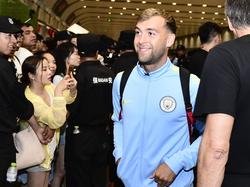 James Horsfield arriveert met de selectie van Manchester City in Beijing (22-07-2016).