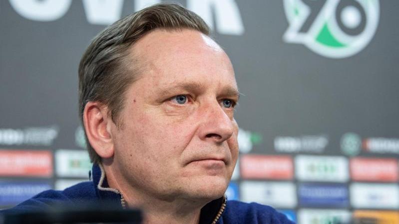 Horst Heldt löste den Vertrag mit Hannover 96 auf