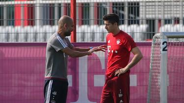 Zusammen im Training des FC Bayern: Guardiola und Lewandowski im September 2015
