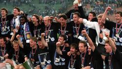 Die Eurofighter des FC Schalke 04 bejubeln ihren Sieg im UEFA-Cup