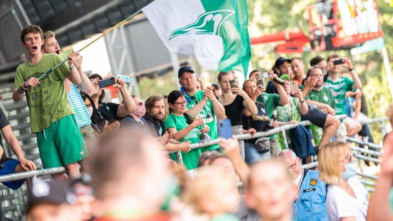 Fans von Werder Bremen feiern den überraschenden Einzug in die Relegation