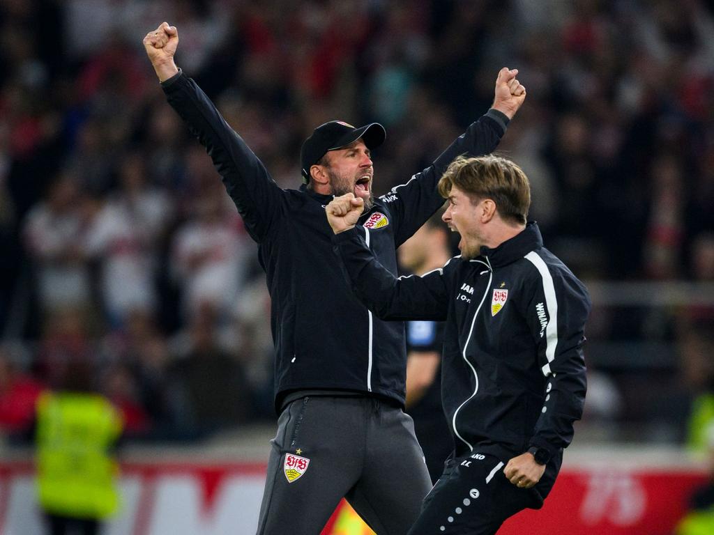 Stuttgarts Trainer Sebastian Hoeneß (l) jubelt nach dem Tor zum 3:1 mit Co-Trainer David Krecidlo (r). Stuttgarts Trainer Sebastian Hoeneß (l) jubelt nach dem Tor zum 3:1 mit Co-Trainer David Krecidlo (r).