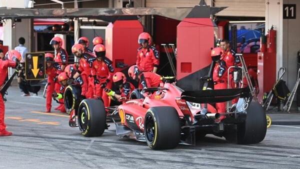 Ferrari-Pilot Carlos Sainz verlor an der Box eine Position an Lewis Hamilton