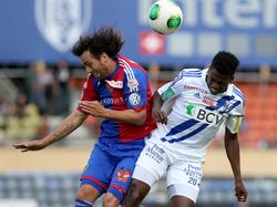 Der FC Basel erkämpft sich bei Lausanne-Sport einen 2:1-Sieg. Hier fighten Salah (FCB) und Ekeng um den Ball