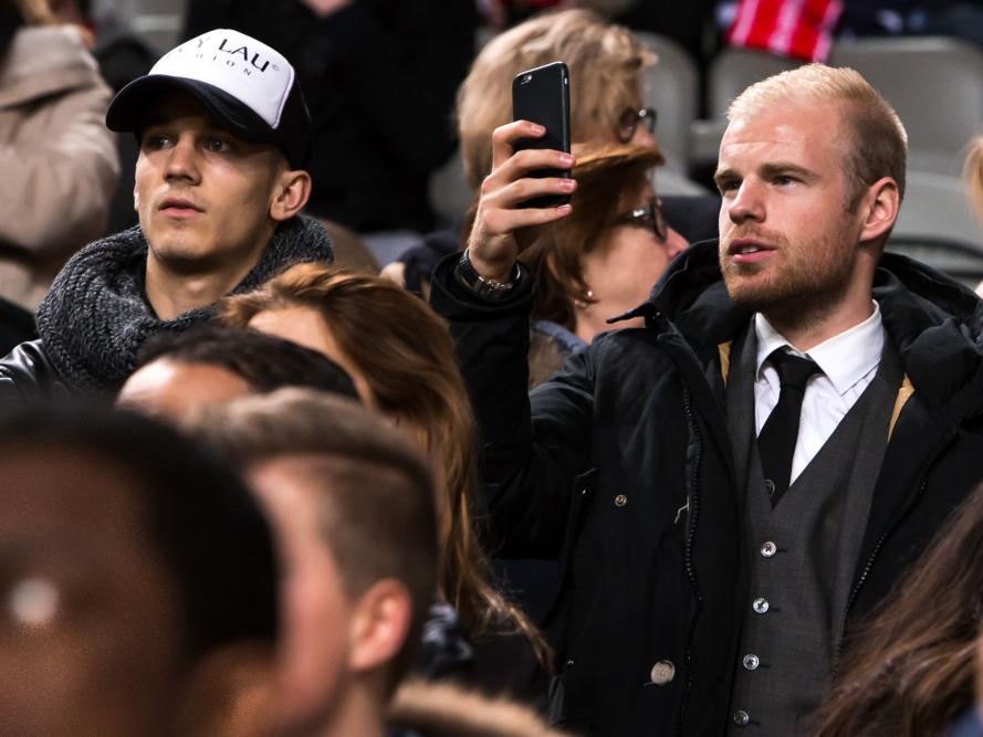 Vaclav Černý (l.) en Davy Klaassen bekijken de wedstrijd Ajax - Heracles Almelo vanaf de tribune. Černý scoorde afgelopen week nog voor Jong Ajax, Klaassen is geblesseerd. (26-01-2016)
