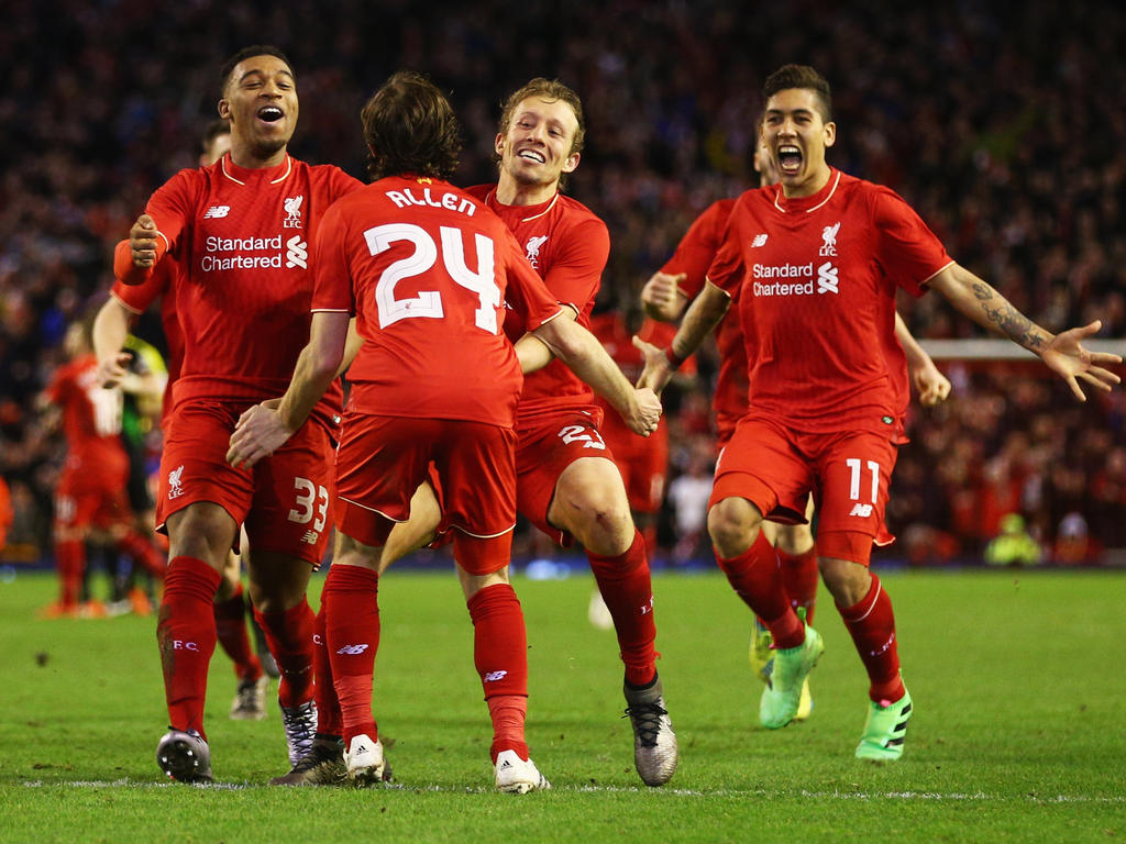 Die Spieler des FC Liverpool bejubeln den umkämpften Sieg im League-Cup-Halbfinale gegen Stoke