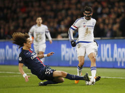 David Luiz (l.) in een uiterste krachtsinspanning om de bal van Diego Costa te veroveren tijdens het Champions League-duel tussen Paris Saint-Germain en Chelsea. (16-02-2016)