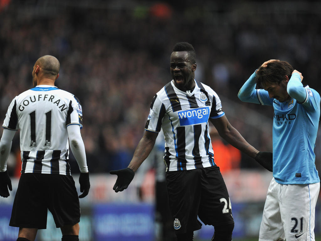 Cheik Tioté (m.) reageert geëmotioneerd tijdens Newcastle United - Manchester City. (12-1-2014)