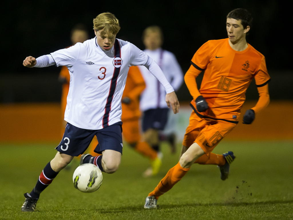 Pelle van Amersfoort (r.) in actie in het Oranje tenue van het Nederlands elftal. Hier is hij te laat bij de bal om het Rasmus Martinsen van Noorwegen moeilijk te maken. (26-03-2013)