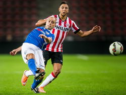 'Rookie' Mohamed Rayhi (r.) probeert 'veteraan' Anthony Lurling (l.) af te stoppen tijdens Jong PSV - FC Den Bosch. (29-09-2014)