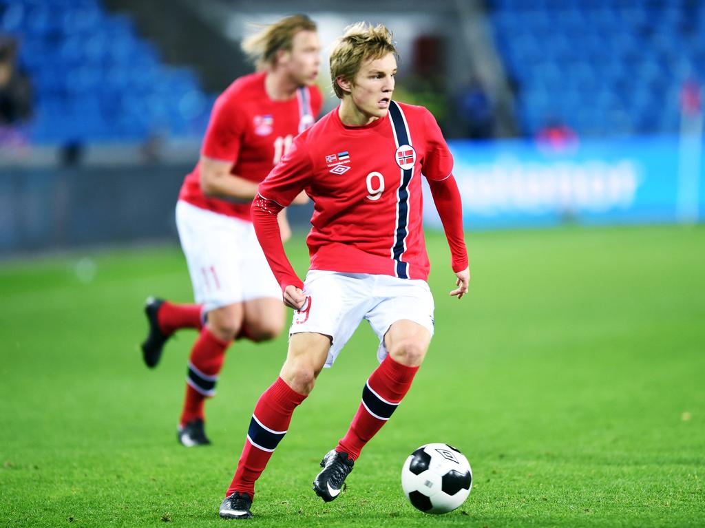 Martin Ødegaard in balbezit namens Noorwegen in de wedstrijd tegen Estland. (12-11-14)