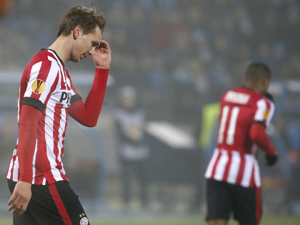 Luuk de Jong van PSV heeft de smoor in tijdens de zestiende finale van de Europa League. (26-02-2015)
