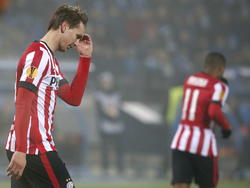 Luuk de Jong van PSV heeft de smoor in tijdens de zestiende finale van de Europa League. (26-02-2015)