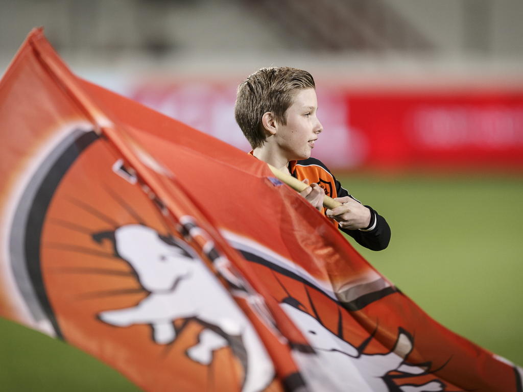 Voor aanvang van het duel met Fortuna Sittard zwaait een jongetje in de line-up met de vlag van FC Oss. (27-02-2015)