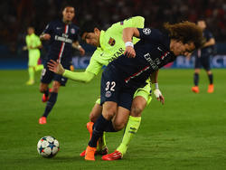 Luis Suárez (l.) en David Luiz (r.) zitten in de clinch tijdens het Champions League-duel Paris Saint-Germain - FC Barcelona. (15-04-2015)