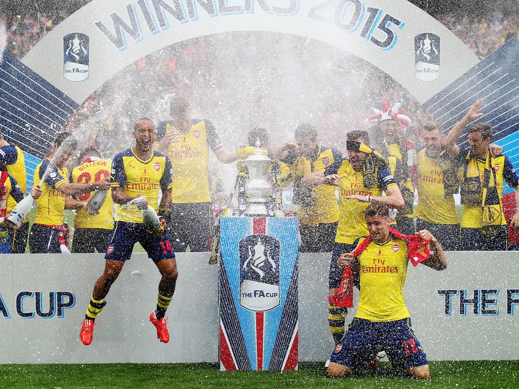 Die Kicker des Arsenal FC feiern den Gewinn des FA Cups 2015