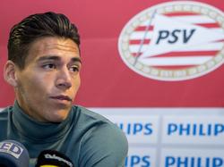 Héctor Moreno spreekt de media toe tijdens zijn presentatie bij PSV. (17-08-2015)