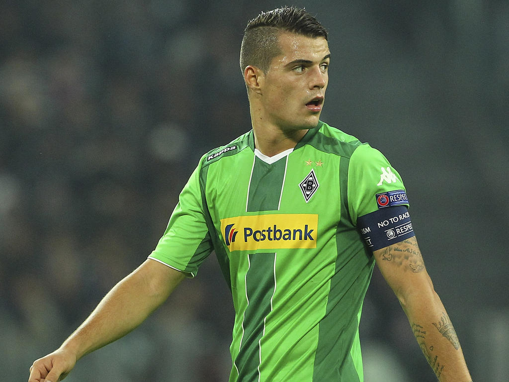 Granit Xhaka lässt sich von den Gladbacher Fans feiern Granit Xhaka lässt sich von den Gladbacher Fans feiern