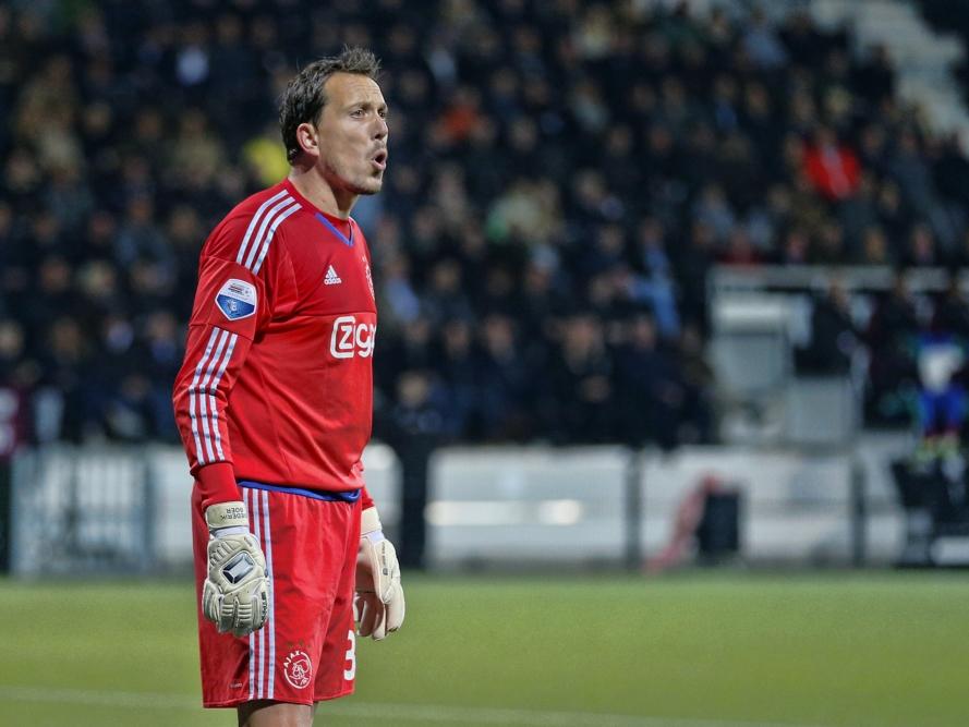 Diederik Boer heeft het relatief rustig tijdens Heracles Almelo - Ajax. De tweede goalie van Ajax staat op doel omdat Jasper Cillessen geblesseerd is. (17-10-2015)