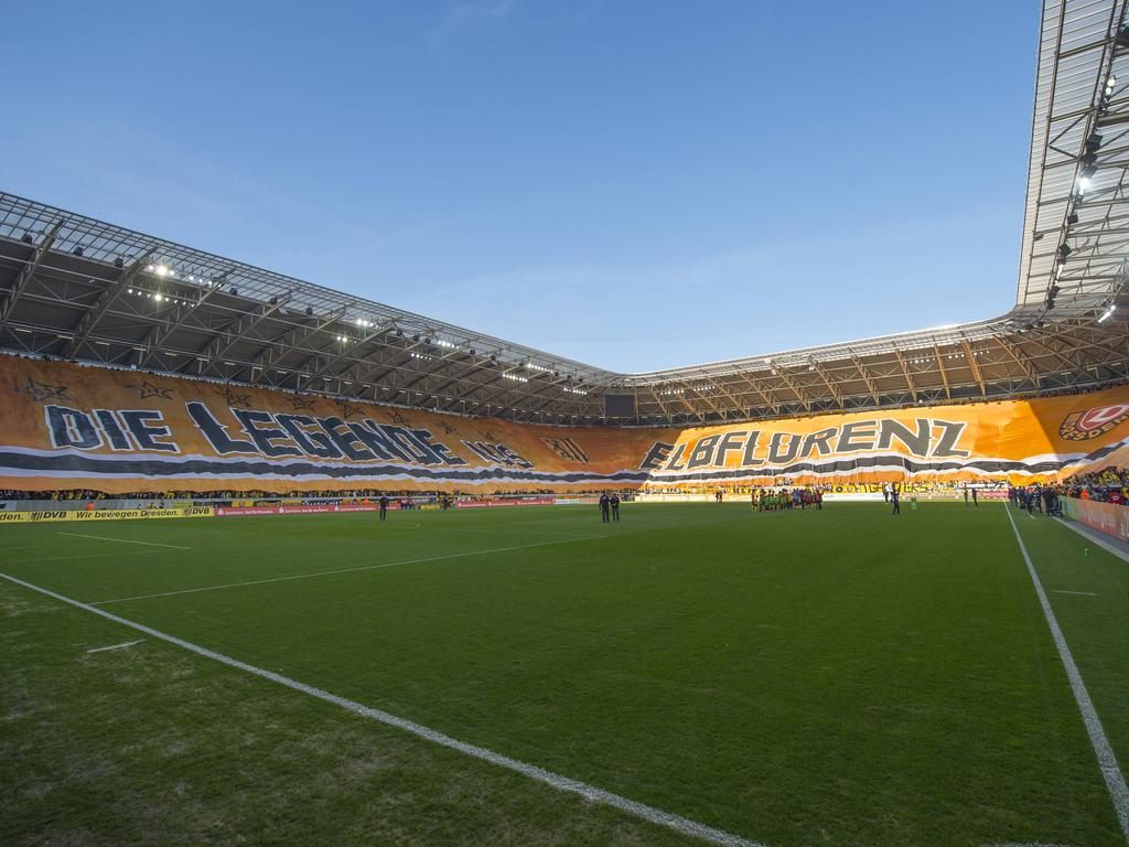 In Dresden wurde eine riesige Fahne im Stadion präsentiert