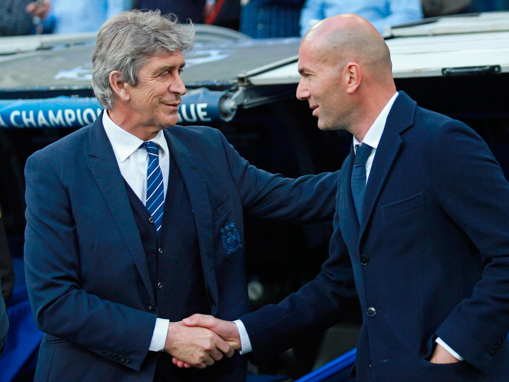 Manuel Pellegrini y Zinédine Zidane se dan la mano antes del duelo de vuelta. (Foto: Getty)