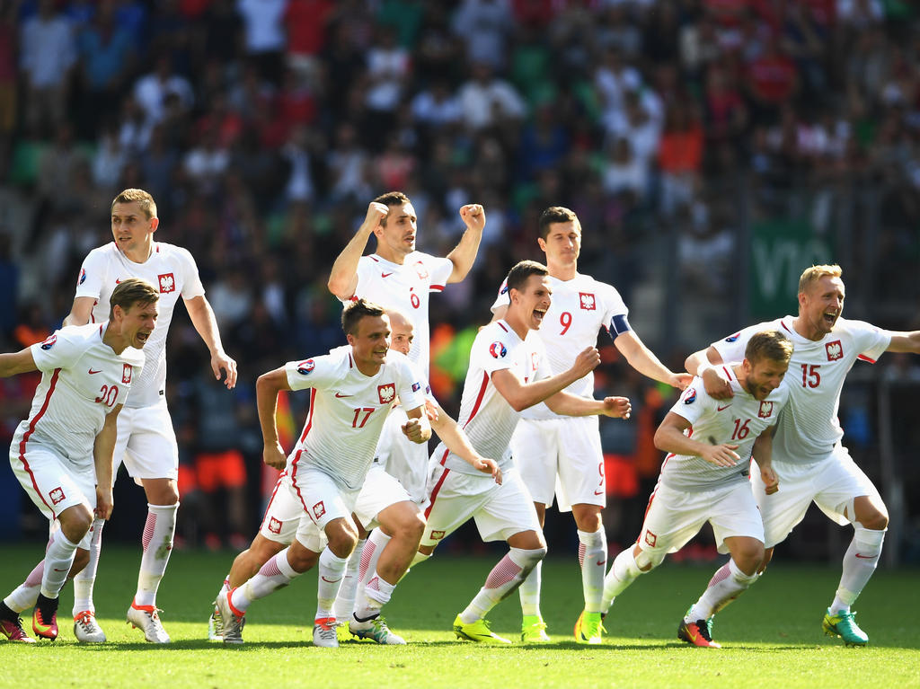 Los jugadores de Polonia corren a celebrar la victoria. (Foto: Getty)